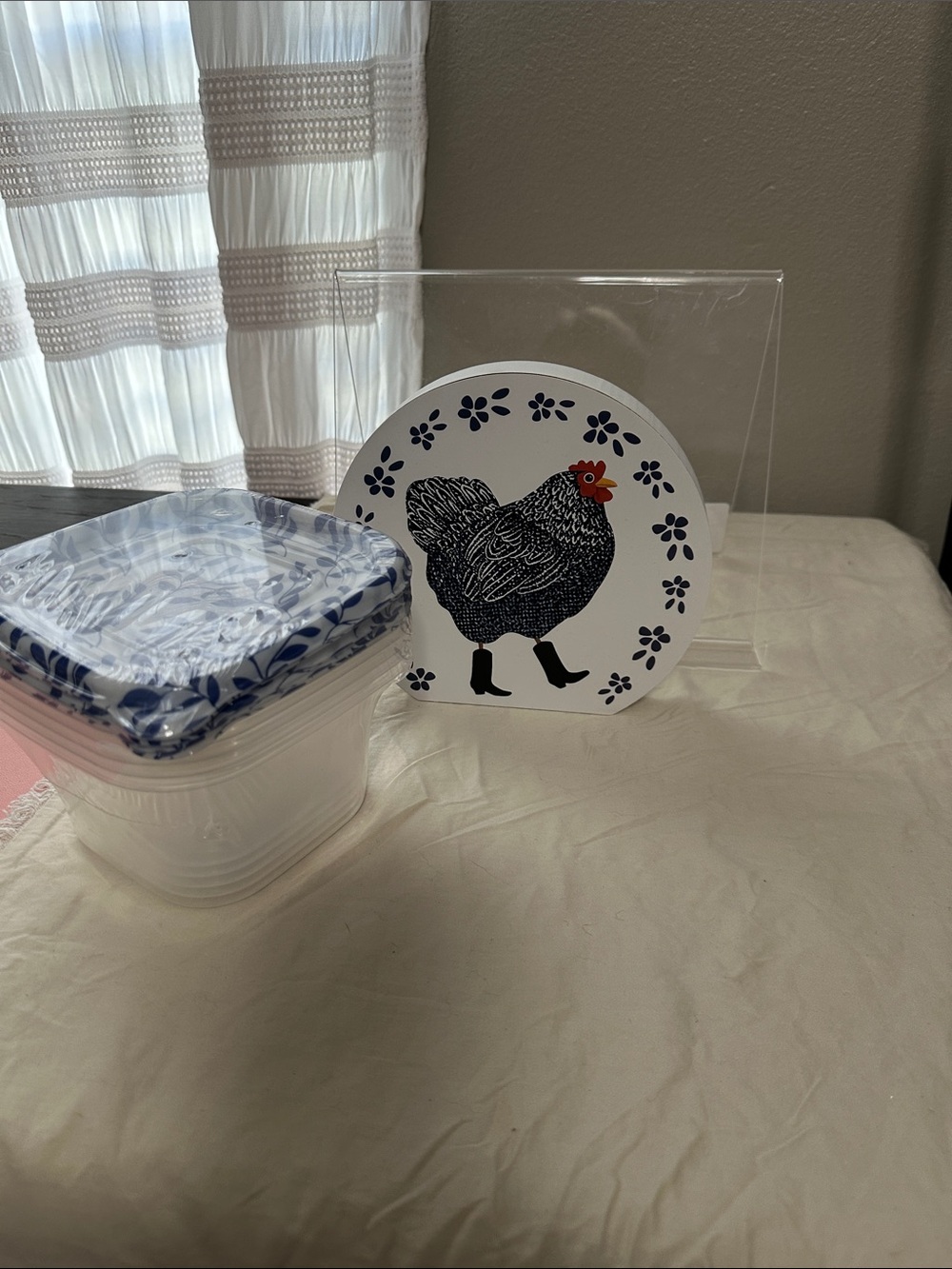 Wood Chicken Decor and 5 pack square storage containers with lids NWT